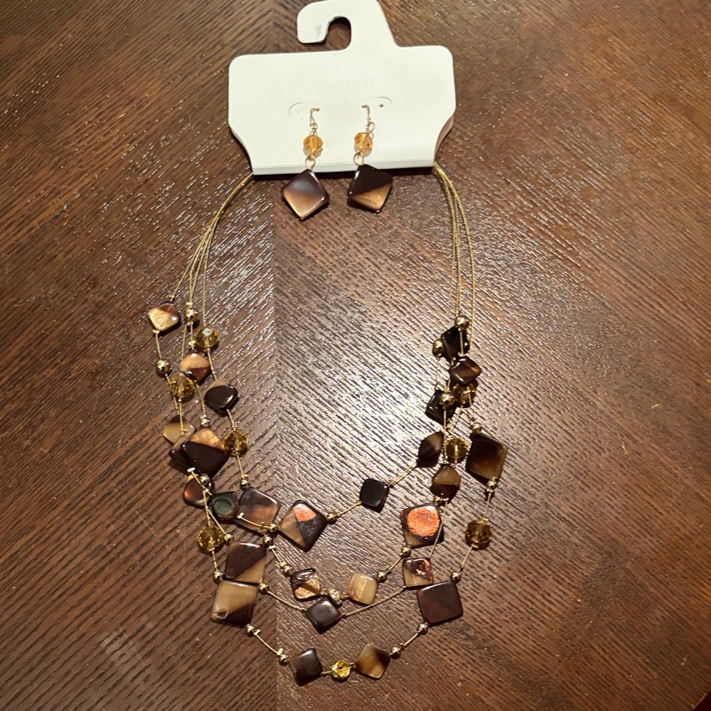 Elegant Brown and Gold Necklace Set